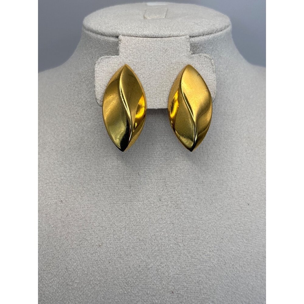 Napier Vintage Gold Tone Leaf Shaped Earrings Screwback Clip On Signed